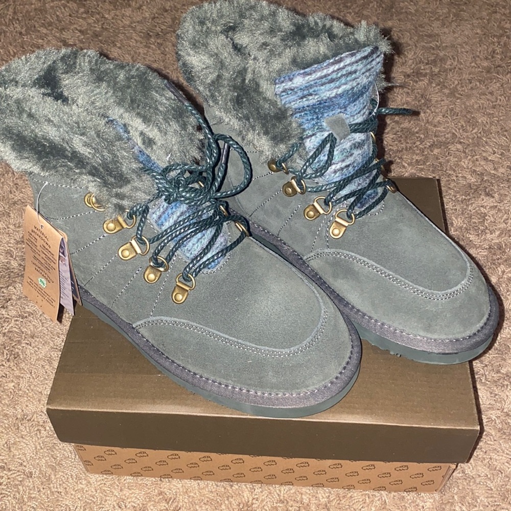 Womens size 7 fuzzy LAMO boots